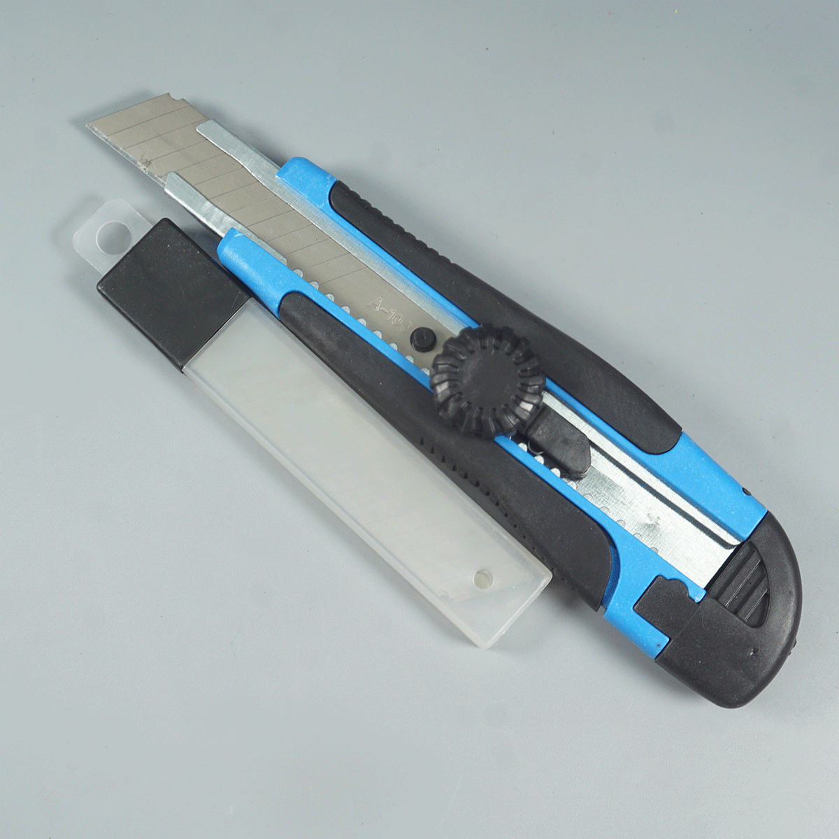 penhouse.in Stationeries Auto-Lock Cutter Knife 18mm NON-Slip Elastomer Grip with Extra 3 Blades, Blue and Black Color  SKU 52312