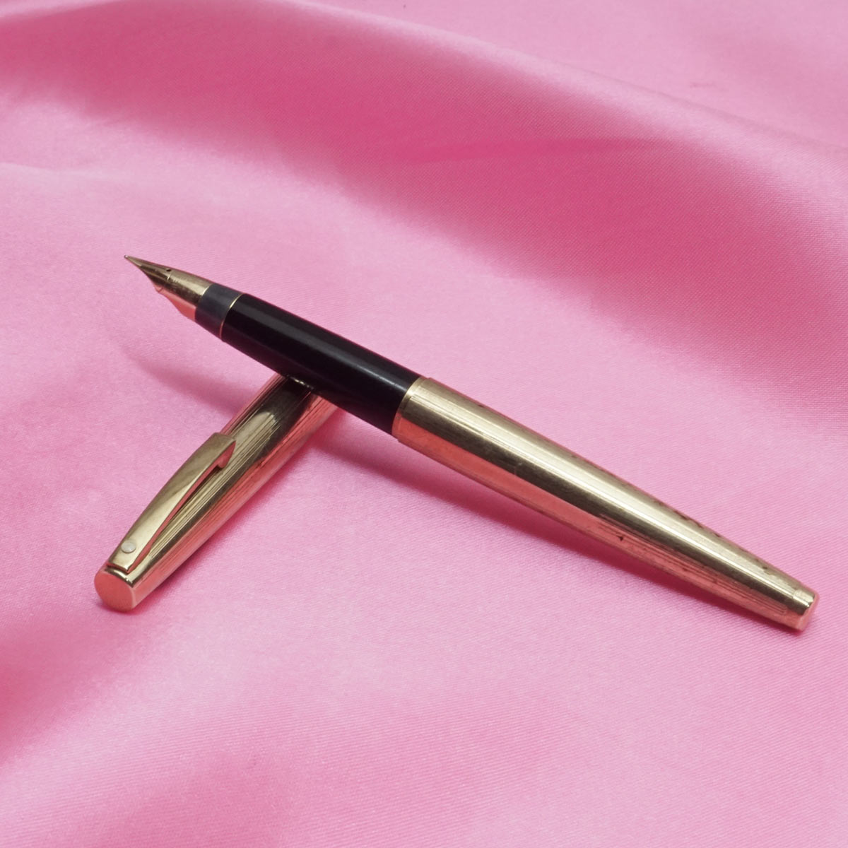 Sheaffer Model : 91098  12K G.F  Full Golden  Color  Body Medium Nib Fountain Pen 