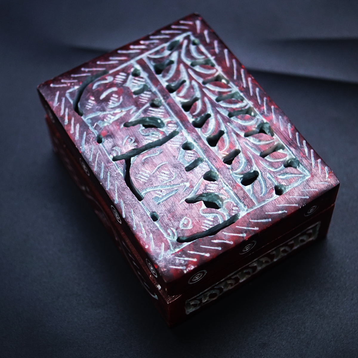 penhouse.in Vintage Onyx Marble Alabaster Lid Hinged Footed Trinket Jwellery Box Dark Maroon Colour SKU 95031