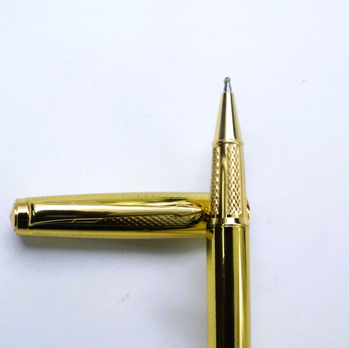 Dikawen 8069 Gold Color Body With Golden Color Clip Medium Tip Roller Ball Pen SKU 26846