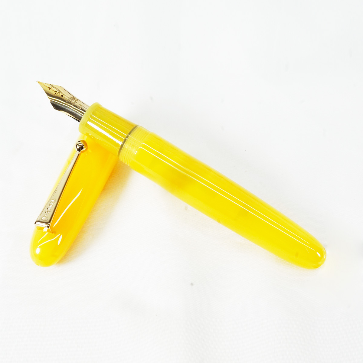 Jinhao 9019 Dadao Yellow Color Body With Golden Color Clip And Trim No 40 Medium Nib Converter Type Fountain Pen SKU 27246